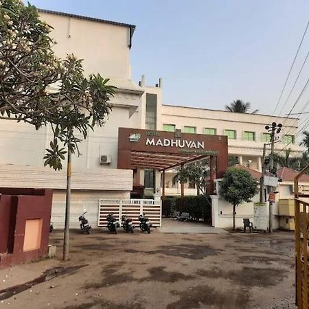 Hotel Madhuvan International Bijāpur Esterno foto
