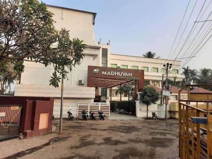 Hotel Madhuvan International Bijāpur Esterno foto